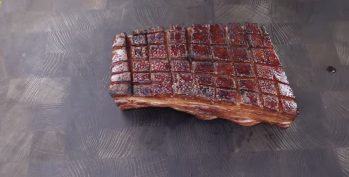 Johan ”Matgeek” Hedbergs krispig fläsksida på grillen